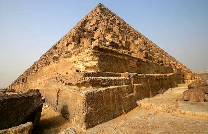 (ویدئو) کشف یک سنگ عجیب در نزدیکی هرم بزرگ مصر توسط یک گردشگر