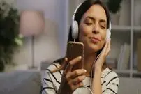 چرا استفاده از هدفون برای گوش ها مضر است؟