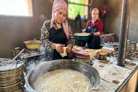 ببینید؛ غذای خیابانی در ازبکستان؛ تهیه غذای سنتی بش بارماق با گوشت اسب در تاشکند