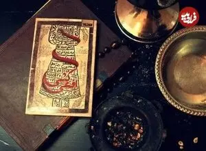 عکس| سفر زمان؛ بساط یک «رمال» ایرانی در گوشه‌ای از یک بازار؛ 70 سال قبل