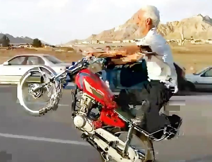 (ویدئو) حرکات عجیب پیرمرد موتور سوار وسط خیابان‌های تهران!