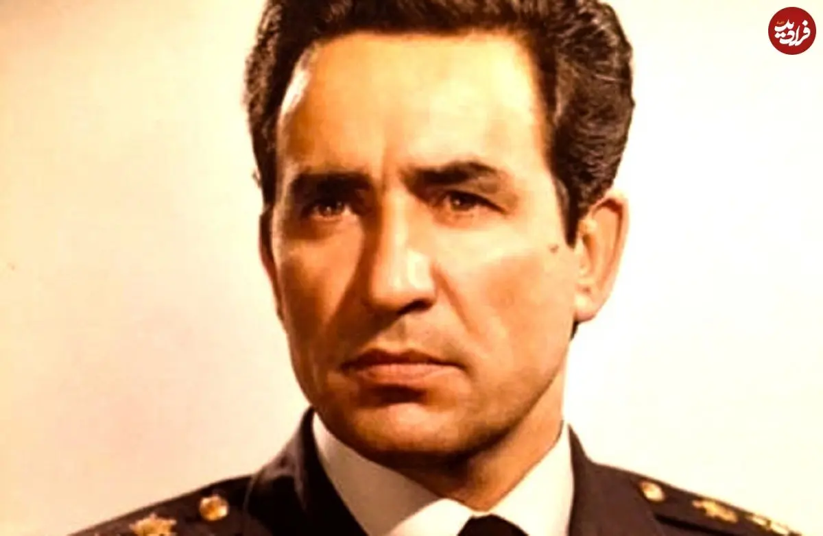 عکس| سفر در زمان؛ «امیرحسین ربیعی» فرمانده نیروی هوایی در کنار تیم آکروجت تاج طلایی؛ اواخر دهه 30