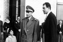 عکس؛ سفر در زمان؛ «اردشیر زاهدی در مهمانی خصوصی ملکه الیزابت»؛ دهه 40
