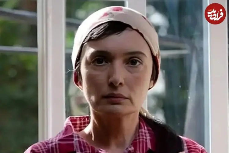 عکس| سفر زمان؛ چهرۀ «آتنه فقیه نصیری» 35 ساله در یک مراسم؛ 23 سال قبل