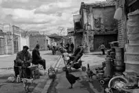 (عکس) چند جوان در حال قلیان کشیدن پشت وانت مزدا در محله دروازه غار تهران؛ سال 1358