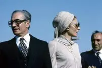 سفر در زمان؛ یادداشت‌های علم، دوشنبه ۴ تیر ۱۳۵۲: این روز‌ها شایعه کرده‌اند که شاه زن گرفته؛ برنامه‌های تبلیغاتی در پشت پرده طوری است که شاهان را مسخره کنند