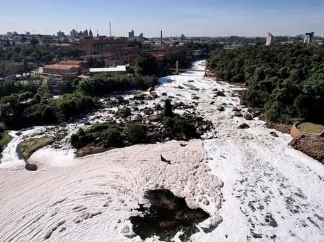(ویدیو) آلودگی عجیب رودخانه برزیل؛ شبیه برف، اما فوم سمی است