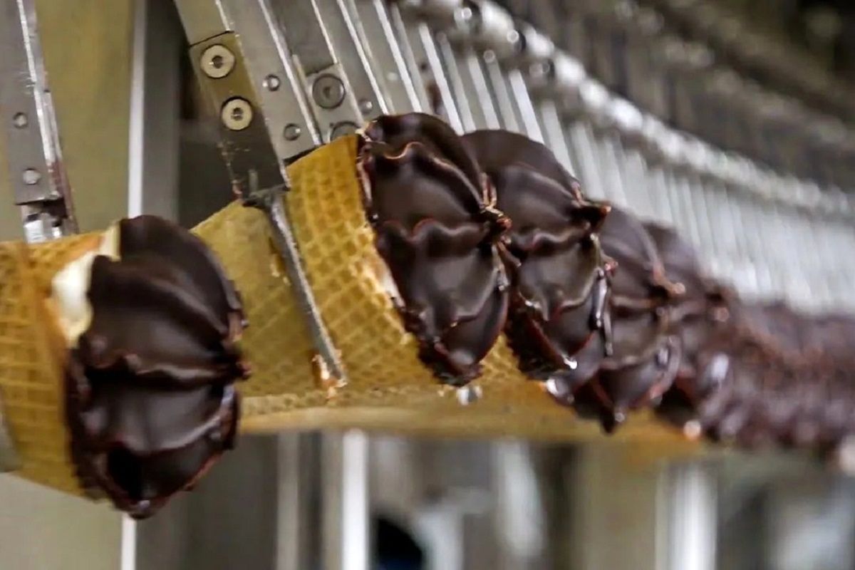 (ویدئو) فرایند شگفت انگیز تولید انواع بستنی در یک کارخانه مدرن