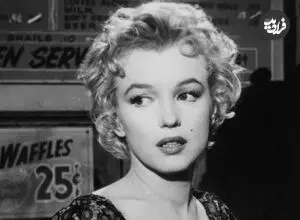 عکس| سفر زمان؛ «مرلین مونرو» در 26 سالگی و در حیاط خانه اش در بورلی هیلز؛ سال 1329