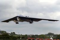 (ویدئو) پرواز دلهره آور B-2 بمب افکن دو میلیارد دلاری امریکا بر فراز سر مردم!