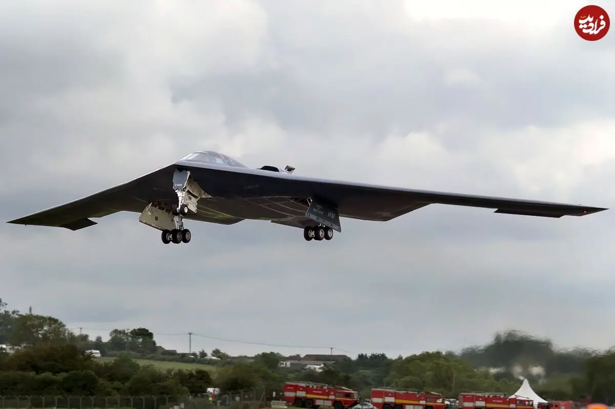 (ویدئو) پرواز دلهره آور B-2 بمب افکن دو میلیارد دلاری امریکا بر فراز سر مردم!