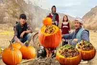 ببینید| غذای روستایی در افغانستان؛ پخت یک غذای خاص با کدو تنبل در کنار رودخانه