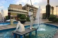 ( ویدیو) اقدام جنجالی یک پیرمرد در حوض وسط یک میدان در تهران