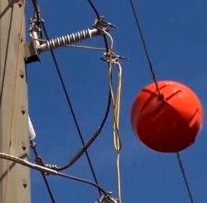 (ویدئو) توپ های قرمزی که روی سیم های برق متصل اند برای چیست؟