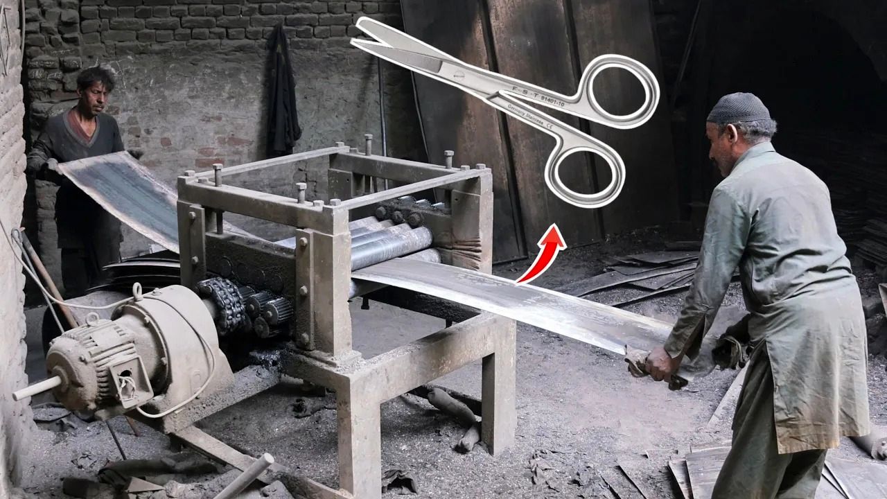 (ویدئو) پاکستانی ها چگونه با آهن های بازیافتی میلیون ها قیچی درست می کنند؟