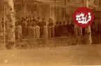 عکس| سفر به ایران قدیم؛ درباریان ناصرالدین شاه در حیاط کاخ گلستان در مراسم «سلام»
