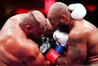 ببینید| افتادن کلاه‌گیس بوکسور سنگین وزن در حین مبارزه 