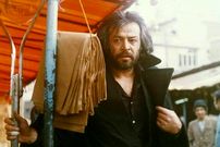 عکس| سفر در زمان؛ «مرتضی عقیلی، روشنک صدر و ایرج قادری» در حال قدم زدن در خیابان های تهران؛ سال 55