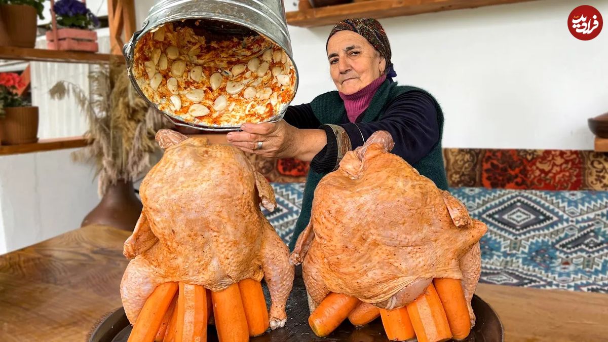 (ویدئو) پخت حیرت انگیز مرغ شکم پر در سطل فلزی توسط خانواده روستایی آذربایجانی