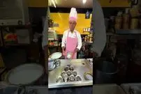 (ویدئو) مشهورترین قهوه فروش هند؛ این پیرمرد 34 سال است که قهوه آماده می کند