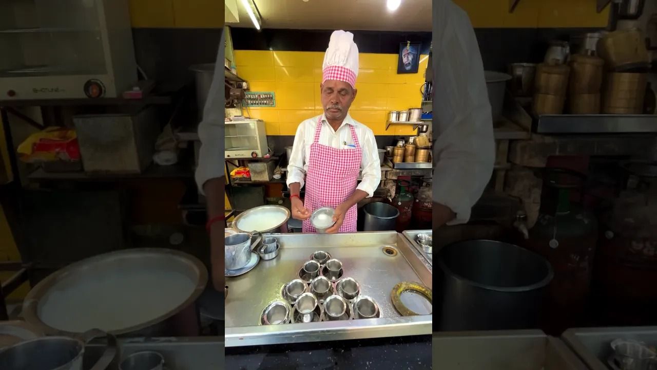 (ویدئو) مشهورترین قهوه فروش هند؛ این پیرمرد 34 سال است که قهوه آماده می کند