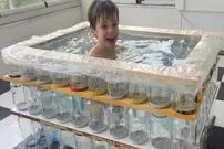 (ویدئو) ظروف شیشه ای را دور نریزید، این استخر کودکانه را با آن ها بسازید