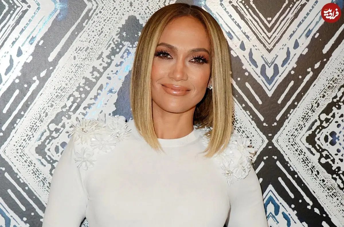 عکس| سفر در زمان؛ «جنیفر لوپز 30 ساله» در یک نمایشگاه در نیویورک؛ سال 1378