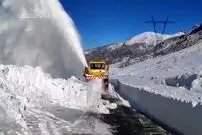 ببینید| لحظه تماشایی پاشیدن برف به آسمان توسط برف‌خوار