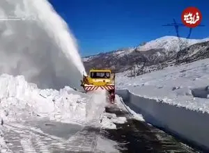 ببینید| لحظه تماشایی پاشیدن برف به آسمان توسط برف‌خوار