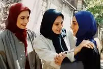 (عکس) «آتنه فقیه نصیری، سحر ولدبیگی و حمیرا ریاضی» در پشت صحنه سریال دختران؛ سال 79