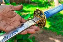 ببینید| مراحل تماشایی ساخت شمشیر کاتای سامورایی ها با فنر قدیمی در سریلانکا