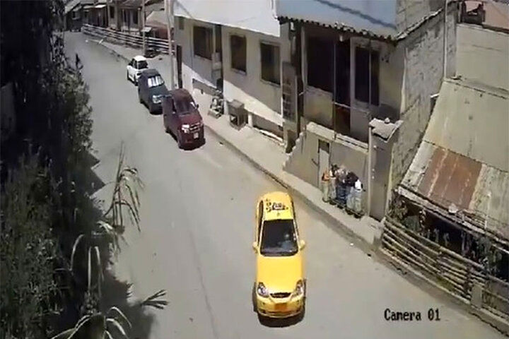 (ویدئو) واکنش متفاوت موتورسوار پس از تصادف با یک تاکسی