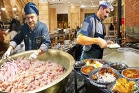 (ویدئو) غذای خیابانی در تهران؛ پخت جوجه کباب، قیمه، زرشک پلو با مرغ و ...