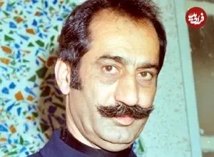 عکس| سفر به تهران قدیم؛ «داریوش فروهر» در میدان بهارستان؛ حوالی سال 1329