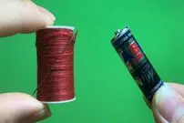 (ویدئو) دو ترفند آسان برای سوزن نخ کردن با پول و روکش پلاستیکی باتری