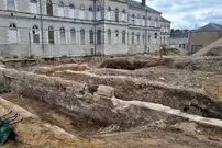 کشف قبرستان باستانی و «الواح نفرین» در زیر محوطۀ یک بیمارستان