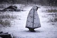 ببینید| لحظه هدف قرار گرفتن سرباز روسی با لباس ضد پهپاد پنگوئنی در برف 