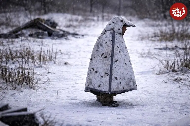 ببینید| لحظه هدف قرار گرفتن سرباز روسی با لباس ضد پهپاد پنگوئنی در برف 