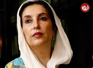 عکس| سفر در زمان؛ «بی نظیر بوتو» در حال پیاده شدن از هواپیما در واشنگتن؛ سال 1367