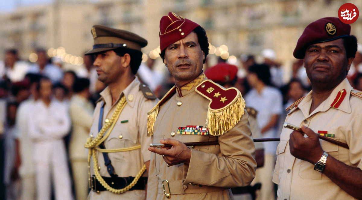 عکس| سفر در زمان؛ «سرهنگ قذافی» در جوانی در کنار پدرش؛ سال 1359