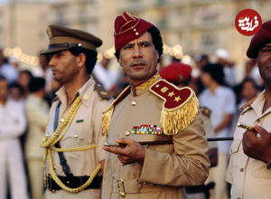 عکس| سفر در زمان؛ «سرهنگ قذافی» در جوانی در کنار پدرش؛ سال 1359