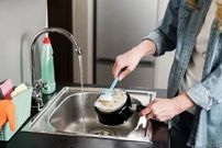 قابلمه سوخته را چگونه تمیز کنیم؟