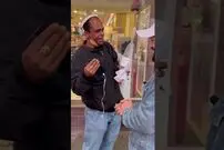 (ویدئو) دوربین مخفی زندگی مرد بی خانمان را تغییر داد؛ هم کار دارم و هم گوشی آیفون!