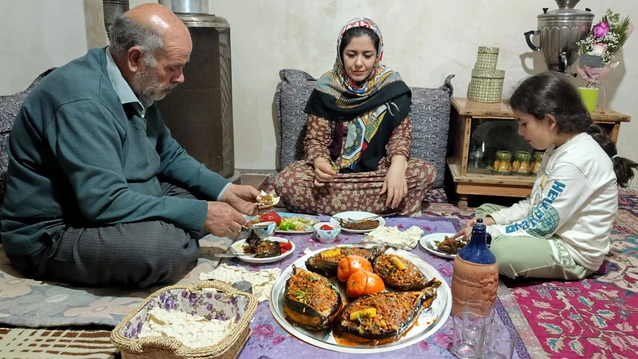 (ویدئو) نحوه پخت دلمه بادمجان به روش بانوی روستایی ارومیه ای