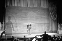 عکس؛ چارلی چاپلین: تماشاگران پوست پرتقال به طرف من پرتاب می‌کردند