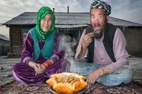 ببینید| غذای روستایی در افغانستان؛ پخت باقالی به روش سنتی توسط زوج مسن افغان