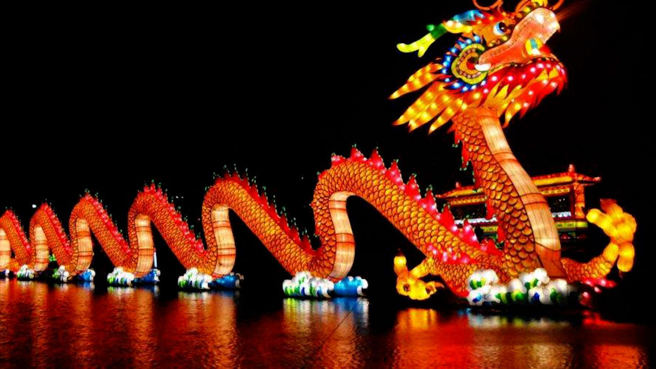(ویدئو) رژه سنتی اژدها چینی در رودخانه یولونگ