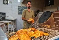 ببینید| مراحل دیدنی پخت نان شیرمال در تنور و در شهر خوانسار