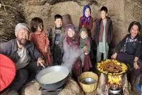 ببینید؛ غذای روستایی در افغانستان؛ پخت خورشت بامیه در کوهستان