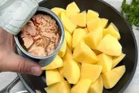 ببینید| طرز تهیه یک کوکو جدید و ساده با سیب زمینی و تن ماهی